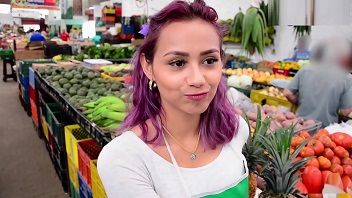 Atendente gostosa do mercado liberou a xota pro safado