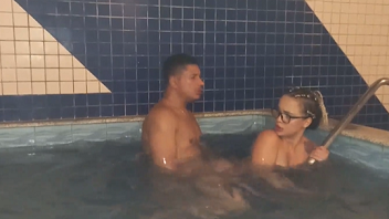 Levou a amiga para piscina e meteu a rola na xotinha dela