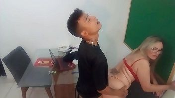 Novinho depressivo comeu a professora gostosa