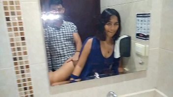 Safada deu a bucetinha no banheiro do bar