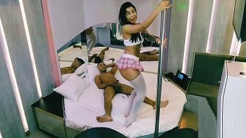 Amanda Souza fez pole dance pro amiguinho e levou uma chupada na buceta