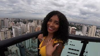 Ariella Ferraz ninfa mamando o negão na varanda