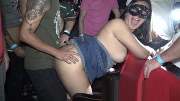 Nana casada safada fazendo gangbang na frente do corno