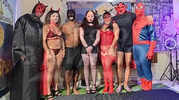 Orgia de halloween com três putinhas casadas deliciosas