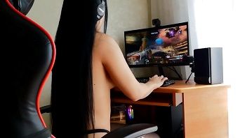 Abusou da namorada enquanto ela jogava e fodeu a gostosa