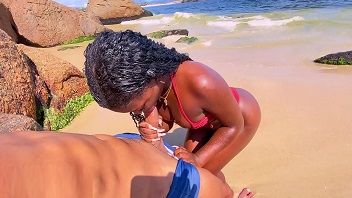 Holly Bombom negra novinha mamando o amiguinho na praia