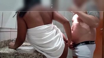 Mulata ninfeta fodeu no banheiro com seu padrasto