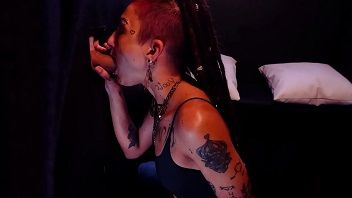 Carol tatuada deliciosa no gloryhole mamando um desconhecido