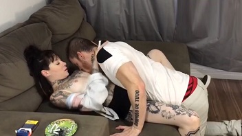 Tatuada ninfeta fodendo com amigo depois da balada