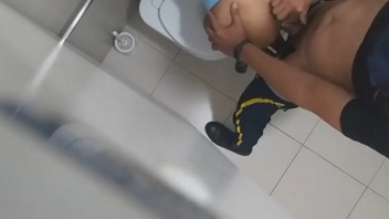 Novinha safada foi flagrada dando a buceta no banheiro público