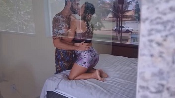 Corno flagrou a esposa com o vizinho e fez um ménage