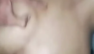 Gemendo com prazer enquanto eu a pegava