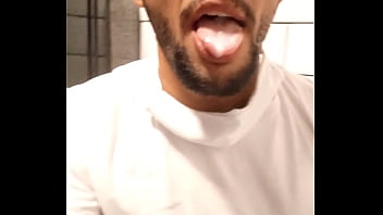 Novinho gay punheta banheirao