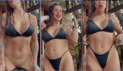 Maru Karv puxando a calcinha pra baixo pra exibir o bumbum