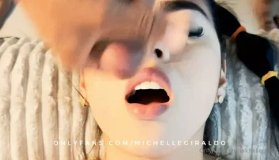 Michelle Giraldo tomando um golinho gostoso na mamada incrível