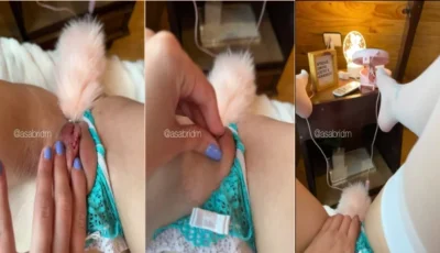 Sabrina de Martini brincando com a grelhada da xoxota