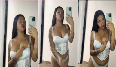 Vale Ardila, morena sensual com um celular registrando seus peitão volumosos