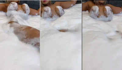Luna Salvatori pelada relaxando em um banho de banheira