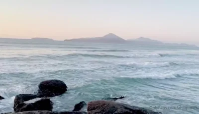 Na praia, a AhJaponesa se divertiu com o gato bem- dotado