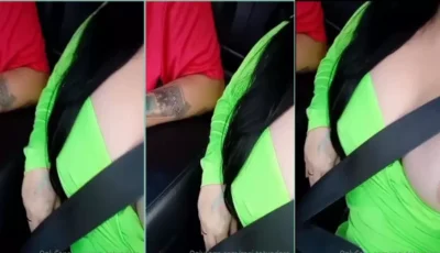 Rejane Oliveira gravou um vídeo no carro, exibindo os peitos no OnlyFans