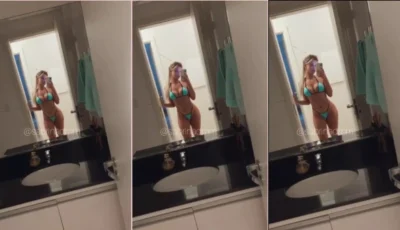 Sabrina Di Martini gravando um vídeo de biquíni no banheiro