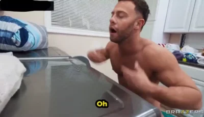 Vídeo de pornô legendado com um cara safado pegando as gostosas presas na máquina de lavar