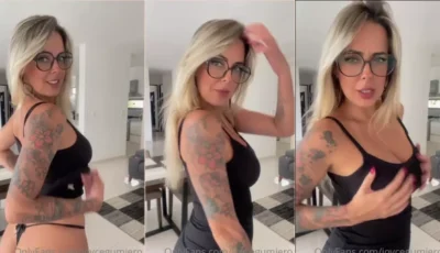 A Joyce Gumiero é uma loira super atraente que curte mostrar todo o seu charme