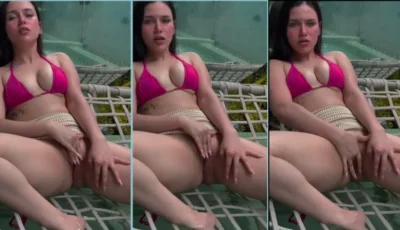 Talita Ravier, com seu corpo de causar desejo e seu peitão, se divertindo na arte da auto-prazer