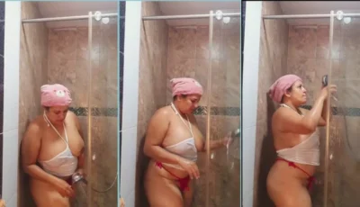 Gatinha Boo se deliciando no banho, toda despida!