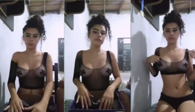 Moleca de peitão com um shortinho preto apertado