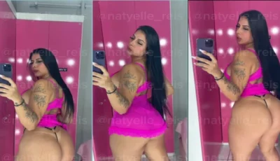 Naty Reis com o bundão em destaque no vídeo caseiro de vestido rosa