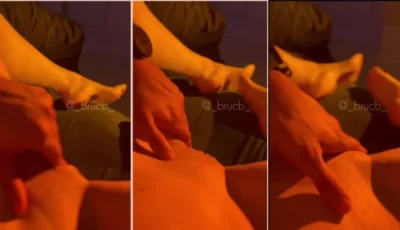 Bruna, toda novinha, despida e se divertindo com as mãos