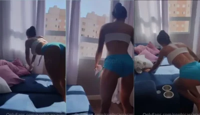 Sophia Carracini, toda gostosona, dando um talento na limpeza da casa