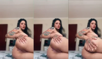 Vídeo da Onlymisunderst se mostrando à vontade na cama