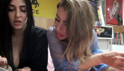 Deliciosa em um vídeo caseiro com a parceira!
