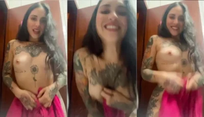 Gatinha Onlymisunderst toda despida, dando aquele sorrisinho maroto