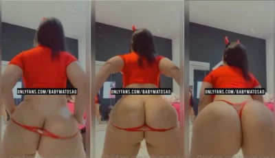 Bebê Matosão com uma roupinha de diabinha mostrando o rabinho