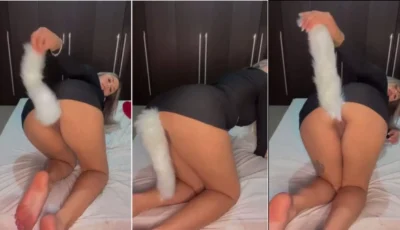 Stephanie Mendes com um plug anal que tem um rabinho bem charmoso