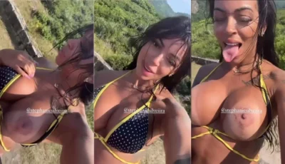 Stephanie Silveira exibindo as teta enquanto está na janela do carro
