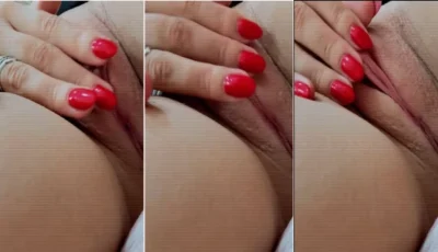 Tati Eliasquevici se aventurando com as mãos na sua quentinha
