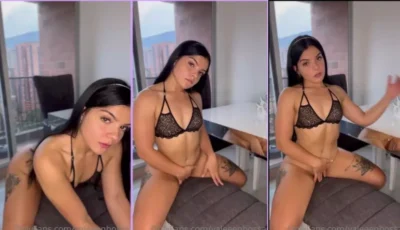 Valeeenbossa brincando de roçar a xerequinha