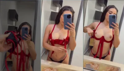 Keren Canelon apresentando seus peitão de forma provocante ao tirar o sutiã