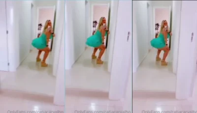 Cátia Carvalho causando na frente do espelho do corredor