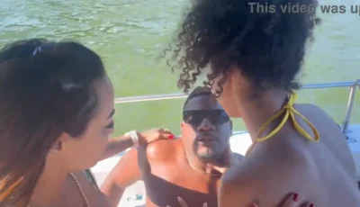 Fazendo uns esquemas na lancha, Lorena Silva e Barbara Dutra, as secretárias de Niterói, estão festejando o aniversário do chefe com uma transa bem gostosa