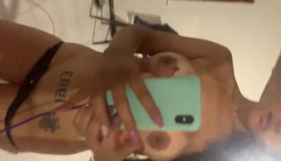 Galeguinha toda gata sem sutiã